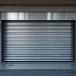 Acero inoxidable en puertas enrollables: ¿merece la pena? Ventajas y desventajas