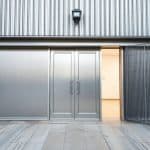 ¿Cuál es mejor: puertas de acero galvanizado o aluminio? Ventajas y Desventajas