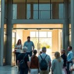 Puertas automáticas con apertura lateral en Valencia: cuándo elegirlas