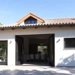 Puertas batientes automáticas para chalets en Valencia: instalación y ventajas